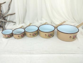 Voici un lot de 5 casseroles vintage des années 50/60 émaillées écru et décorées sur 2 faces de fleurs roses et bleues dans la tendance shabby avec de beaux éclats d'émail pour un effet très authentique du temps passé.