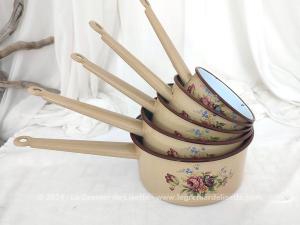 Lot de 5 casseroles vintage émaillées crème décors fleurs