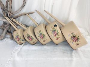 Lot de 5 casseroles vintage émaillées crème décors fleurs
