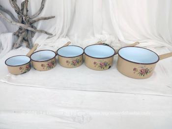 Voici un lot de 5 casseroles vintage des années 50/60 émaillées écru et décorées sur 2 faces de fleurs roses et bleues dans la tendance shabby avec de beaux éclats d'émail pour un effet très authentique du temps passé.
