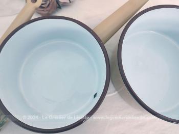 Voici un lot de 5 casseroles vintage des années 50/60 émaillées écru et décorées sur 2 faces de fleurs roses et bleues dans la tendance shabby avec de beaux éclats d'émail pour un effet très authentique du temps passé.