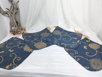 Réalisé dans beau tissus d'ameublement épais gaufré voici un bel assortiment avec 4 grandes galettes pour chaises verso tissus jaune et 4 embrasses pour rideaux recto/verso. Fait main.