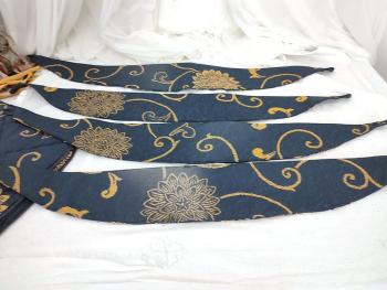 Réalisé dans beau tissus d'ameublement épais gaufré voici un bel assortiment avec 4 grandes galettes pour chaises verso tissus jaune et 4 embrasses pour rideaux recto/verso. Fait main.