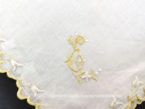 Mouchoir mariée monogramme E bordure brodée fil jaune