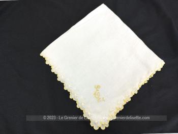 Sur 34 x 34 cm, voici un ancien mouchoir de mariée avec brodés en fil jaune le monogramme E et sa bordure entièrement en vagues .
