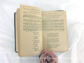 Datant de 1924, voici un livre ancien à la reliure cartonnée au titre de 