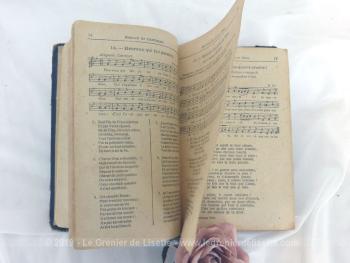 Datant de 1924, voici un livre ancien à la reliure cartonnée au titre de 