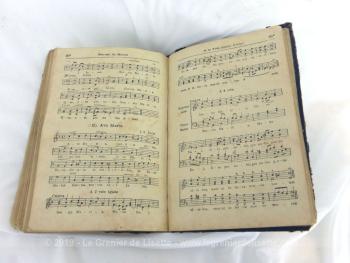Datant de 1924, voici un livre ancien à la reliure cartonnée au titre de 