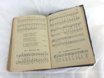 Datant de 1924, voici un livre ancien à la reliure cartonnée au titre de 