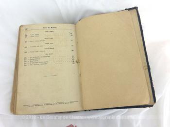 Datant de 1924, voici un livre ancien à la reliure cartonnée au titre de 