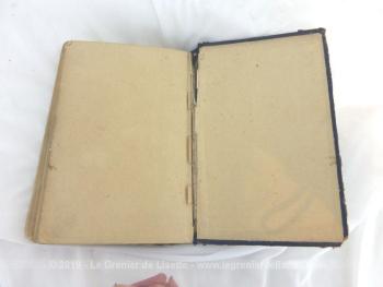 Datant de 1924, voici un livre ancien à la reliure cartonnée au titre de 