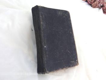 Datant de 1924, voici un livre ancien à la reliure cartonnée au titre de 