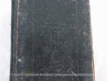 Datant de 1924, voici un livre ancien à la reliure cartonnée au titre de 