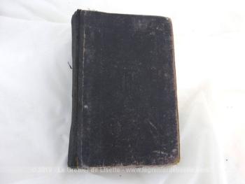 Datant de 1924, voici un livre ancien à la reliure cartonnée au titre de 