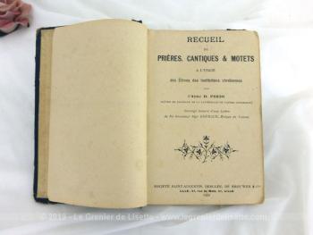 Datant de 1924, voici un livre ancien à la reliure cartonnée au titre de 
