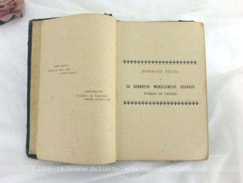 Datant de 1924, voici un livre ancien à la reliure cartonnée au titre de 
