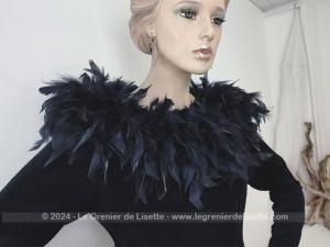 Superbe robe courte velours noir col large plumes