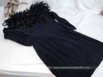 Voici une superbe robe courte en velours ras noir avec un col large tout en plumes. Petite taille, surement un 36 ou 38 avec peu de poitrine. Style année 20 avec un petit relooking.
