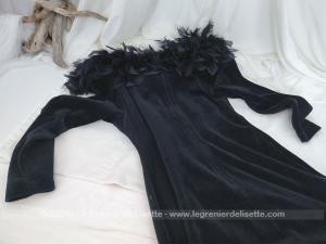 Superbe robe courte velours noir col large plumes