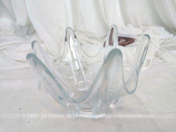Sur 17 x 12 x 7 cm, voici un  vide-poche ou coupelle vintage en cristal avec une forme de 6 pointes arrondies pour un effet très lumineux.
