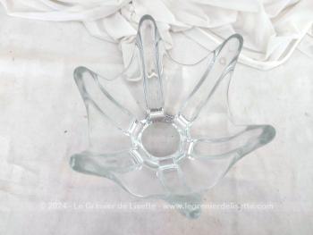 Sur 17 x 12 x 7 cm, voici un  vide-poche ou coupelle vintage en cristal avec une forme de 6 pointes arrondies pour un effet très lumineux.