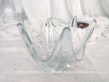 Sur 17 x 12 x 7 cm, voici un  vide-poche ou coupelle vintage en cristal avec une forme de 6 pointes arrondies pour un effet très lumineux.