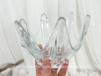 Sur 17 x 12 x 7 cm, voici un  vide-poche ou coupelle vintage en cristal avec une forme de 6 pointes arrondies pour un effet très lumineux.
