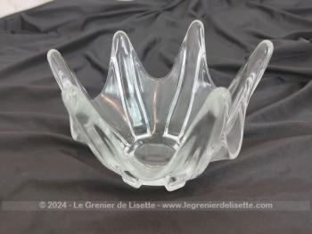 Sur 17 x 12 x 7 cm, voici un  vide-poche ou coupelle vintage en cristal avec une forme de 6 pointes arrondies pour un effet très lumineux.