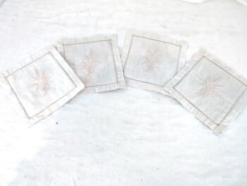 Voici 4 pochettes, forme housse de coussin, pour servir de coussinet à remplir de lavande, blé ou autres avec sur le devant des épis de blés brodés.