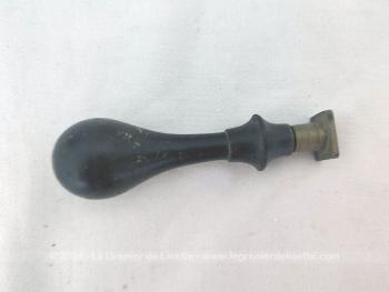 Voici un ancien sceau à cacheter avec son corps en bois et sa partie 