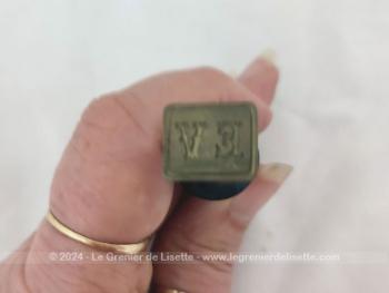 Voici un ancien sceau à cacheter avec son corps en bois et sa partie 