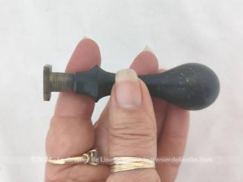 Voici un ancien sceau à cacheter avec son corps en bois et sa partie 