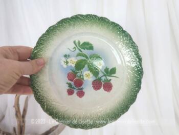 Voici une ancienne petite assiette aux framboises en barbotine sans estampille mais numérotée.