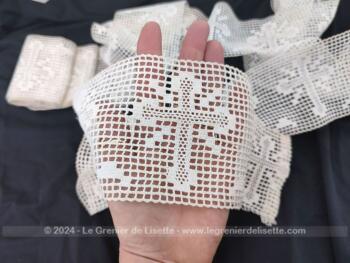 Sur 10 x 360 cm, voici un long coupon de dentelle en fil de coton de couleur écru avec des dessins géométriques en forme de croix réalisé avec un fin crochet.