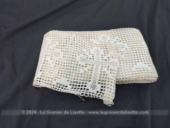 Sur 10 x 360 cm, voici un long coupon de dentelle en fil de coton de couleur écru avec des dessins géométriques en forme de croix réalisé avec un fin crochet.