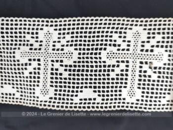 Sur 10 x 360 cm, voici un long coupon de dentelle en fil de coton de couleur écru avec des dessins géométriques en forme de croix réalisé avec un fin crochet.