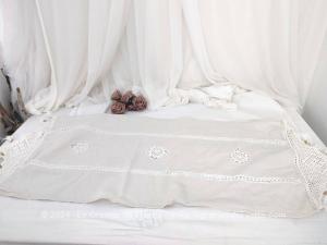 Centre ou chemin de table coton lin écru et décors crochet blanc