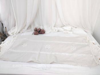Sur 48 x 135 cm, voici un beau centre ou chemin de table en coton de lin bistre au corps décoré par des petites dentelles au crochet en fils blanc et de larges dentelles avec pompons aux extrémités.