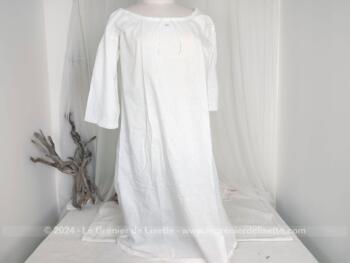 Entièrement faite à la main, voici une ancienne et authentique chemise de nuit manches longues pour pensionnat de jeunes filles avec le numéro 732 brodé en fils rouges. Taille 38/40/42 grâce aux liens coulissants de l'encolure.