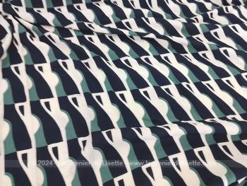En crêpe de viscose avec des motifs géométriques marines, verts et écrus, voici un superbe coupon, coupé en deux par un accroc au centre, donc il y a un morceau de 95 x 110 cm et un de 50 x 110 cm.