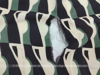En crêpe de viscose avec des motifs géométriques marines, verts et écrus, voici un superbe coupon, coupé en deux par un accroc au centre, donc il y a un morceau de 95 x 110 cm et un de 50 x 110 cm.