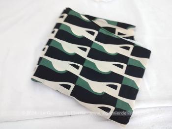 En crêpe de viscose avec des motifs géométriques marines, verts et écrus, voici un superbe coupon, coupé en deux par un accroc au centre, donc il y a un morceau de 95 x 110 cm et un de 50 x 110 cm.