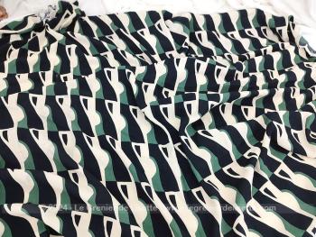 En crêpe de viscose avec des motifs géométriques marines, verts et écrus, voici un superbe coupon, coupé en deux par un accroc au centre, donc il y a un morceau de 95 x 110 cm et un de 50 x 110 cm.