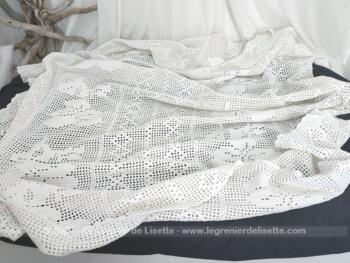 Fait main, voici un ancien dessus de lit en coton épais blanc réalisé au crochet avec dessin de guirlande de fleurs sur 125 x 190 cm parfait pour un lit une place ou à utiliser comme plaid.