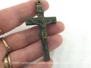 Belle croix pectorale années 50 ébène et laiton avec sigle au dos
