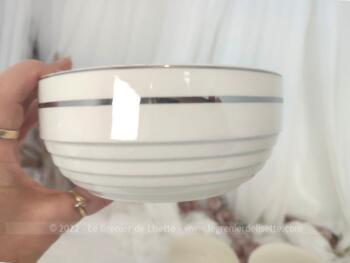 Datant du tout début du XX°, voici un ensemble de 5 saladiers assortis et numérotés de taille croissante en demi-porcelaine Badonviller couleur ivoire, liseré doré et reliefs forme Art Déco.