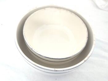 Datant du tout début du XX°, voici un ensemble de 5 saladiers assortis et numérotés de taille croissante en demi-porcelaine Badonviller couleur ivoire, liseré doré et reliefs forme Art Déco.