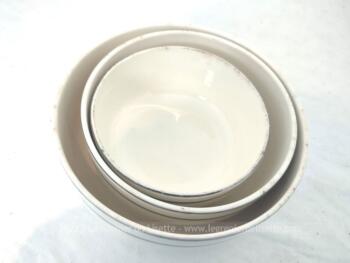 Datant du tout début du XX°, voici un ensemble de 5 saladiers assortis et numérotés de taille croissante en demi-porcelaine Badonviller couleur ivoire, liseré doré et reliefs forme Art Déco.