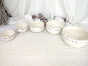 Datant du tout début du XX°, voici un ensemble de 5 saladiers assortis et numérotés de taille croissante en demi-porcelaine Badonviller couleur ivoire, liseré doré et reliefs forme Art Déco.