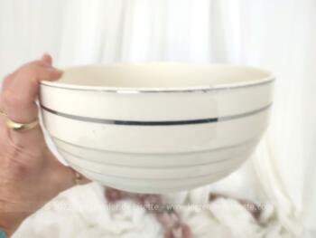 Datant du tout début du XX°, voici un ensemble de 5 saladiers assortis et numérotés de taille croissante en demi-porcelaine Badonviller couleur ivoire, liseré doré et reliefs forme Art Déco.